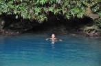 Nadando no pequeno cenote Blue Hole, ao sul de Belmopan, capital de Belize
